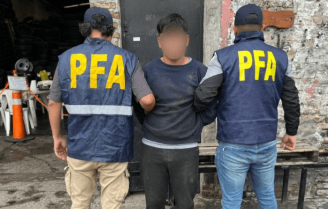 La Policía Federal Argentina detuvo detuvo en La Matanza al acusado de asesinar a un policía retirado: “Rochito a la&nbsp;cárcel”