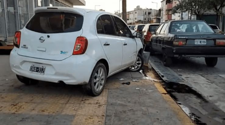 Dos menores chocaron contra un poste mientras huían de la Policía y terminaron detenidos en el&nbsp;hospital