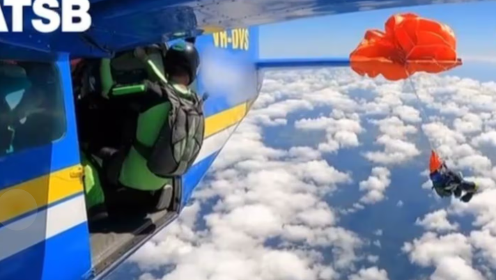 Un paracaidista sufrió un despliegue inesperado del paracaídas de reserva y quedó enganchado al avión en pleno&nbsp;salto