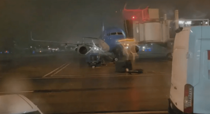 Una tormenta provocó inconvenientes en Aeroparque y anegó un sector&nbsp;interno