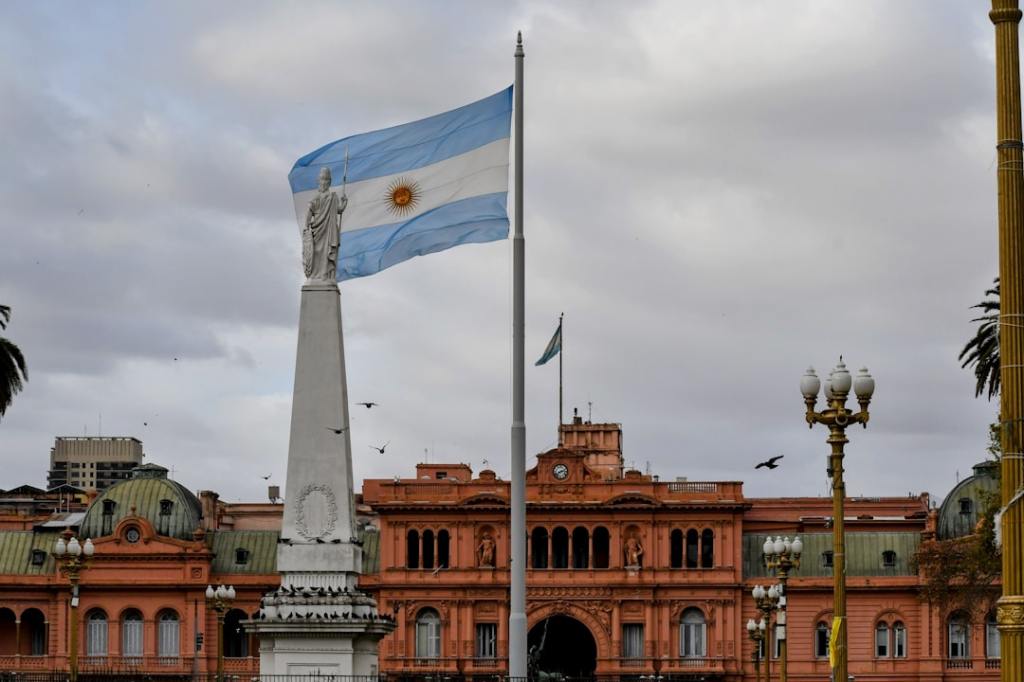 Medidas presidenciales avivan divisiones oficialistas y movilizan&nbsp;sanitarios