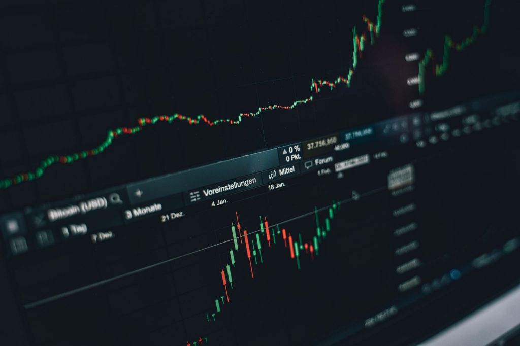 Riesgo país escala durante la semana pese a reversión del viernes